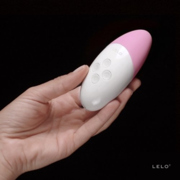 Lelo Siri - Körper Massage und Auflegevibrator Foto in Hand